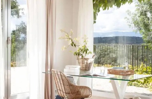 Mejorada House | Casa Lujosa en una Finca de Toledo con Piscina y Vistas a la Sierra de Gredos