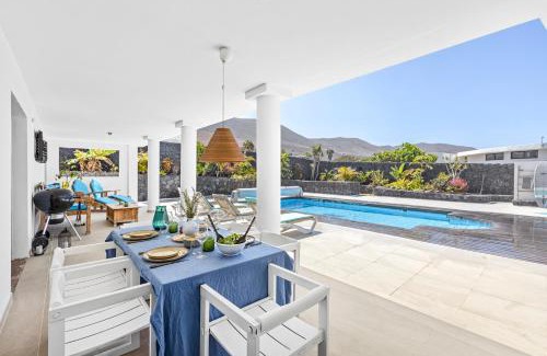 Urbanizacion Famara Villa | Casa Marina with pool, garden and terrace