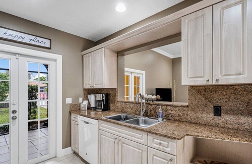 Parrot Cove House | Casa Mia is a Townhouse located minutes from Lake Worth beach and downtown.