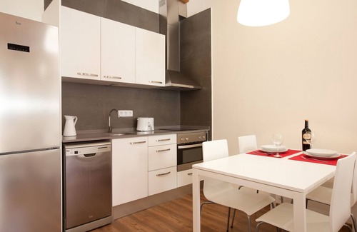 la Vila de Gracia Apartment | Casa Milá - large apt in Gracia district - FREE WIFI