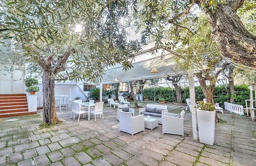 Sorrento House | Casa Miriam B: A bright apartment that is part of a villa surrounded by a lemon and orange garden, with Free WI-FI.