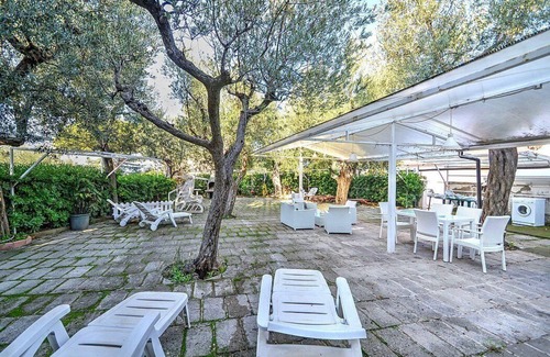 Sorrento House | Casa Miriam B: A bright apartment that is part of a villa surrounded by a lemon and orange garden, with Free WI-FI.