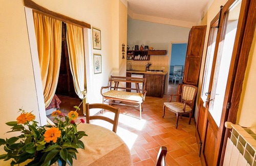 Asciano House | Casa Monia E: A welcoming apartment surrounded by the greenery, with Free WI-FI.