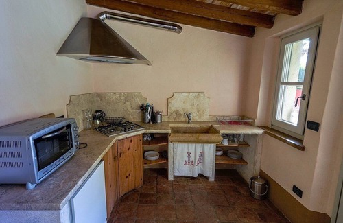Asciano House | Casa Monia F: A welcoming cottage surrounded by the greenery, with Free WI-FI.