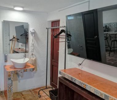 Downtown Cancun House | Casa Nance Alojamientos UXMAL Suite Ejecutiva Centro Mercado 28 y ADO King Size