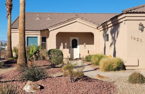 Bullhead City House | Casa Oasis- Your Family Fun Vacation Pool Home with Boat Parking
