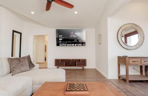 San Antonio de las Minas Villa | Casa Olmo with Jacuzzi, King Beds, AC, and TVs near Wineries