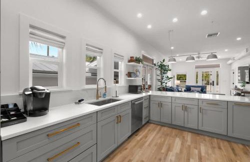 Historic Ybor House | Casa Padrón - Gorgeous Home, Steps to 7th Ave