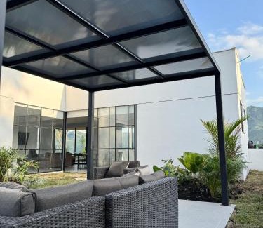 La Mesa House | CASA PALMANOVA CON PISCINA EN LA MESA