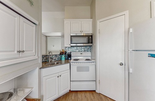Galveston House | Casa Pelicano - updated townhome with Gulf-view balconies, near Jamaica Beach