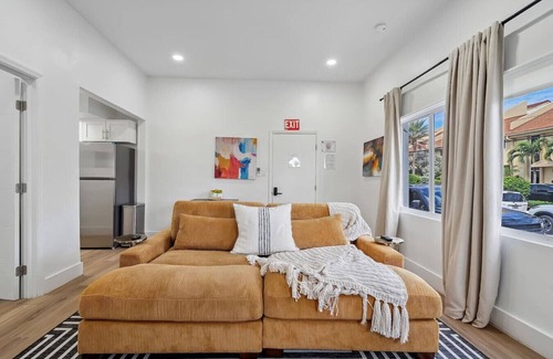 Hollywood South Central Beach Apartment | Casa Roselle full 2/2
