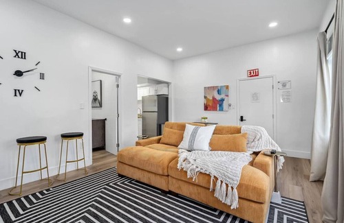 Hollywood South Central Beach Apartment | Casa Roselle full 2/2