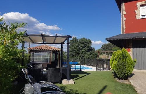 Burgohondo Villa | Casa Rural La Casita Roja
