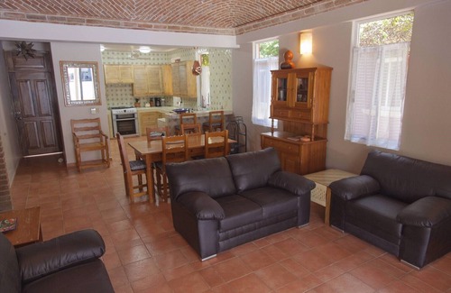 Hidalgo House | Casa Tres 2BR Starlink Walk to Beaches Ocean View