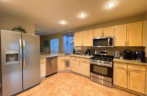 North Las Vegas House | Casa Vegas, Charming home with pool and spa. Just 15 minutes from Strip.