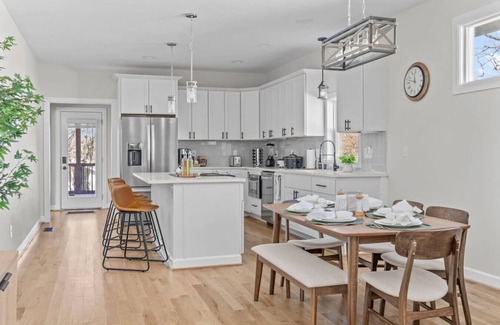 Durham House | Casa Verde- Minutes to Duke and Downtown-Fire pit-Fenced yard