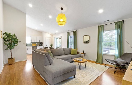 Indianapolis House | Casa Verde -Single-Story, Huge backyard, Baby crib