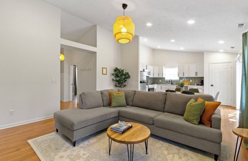 Indianapolis House | Casa Verde -Single-Story, Huge backyard, Baby crib