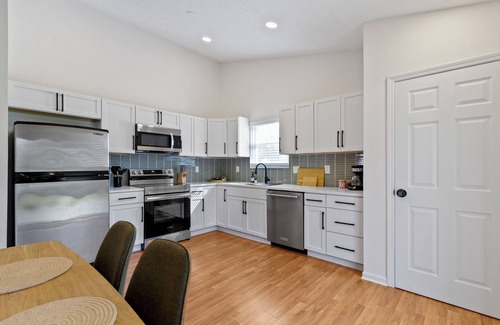 Indianapolis House | Casa Verde -Single-Story, Huge backyard, Baby crib