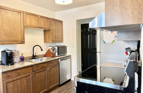 Southeast Edmonton Apartment | Casablanca Vibe★King Bed★Close to Whyte Ave and Uof A ★Free Parking