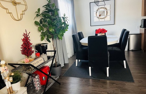 Southeast Edmonton Apartment | Casablanca Vibe★King Bed★Close to Whyte Ave and Uof A ★Free Parking