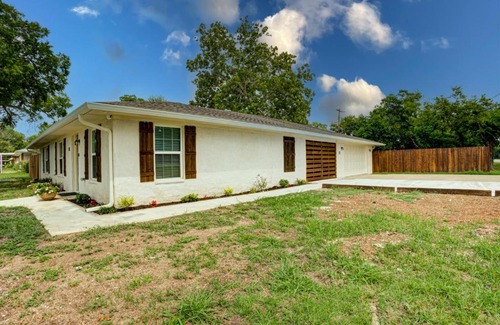 Waco Villa | Casablanca Waco 5 mins from Baylor and Magnolia with Hot Tub,Firepit, Pet Friendly