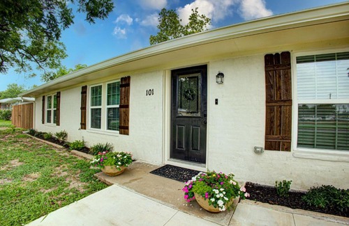 Waco Villa | Casablanca Waco 5 mins from Baylor and Magnolia with Hot Tub,Firepit, Pet Friendly