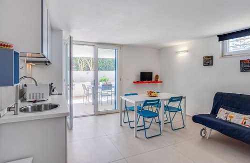 Mola di Bari Apartment | Casalmare Azzurra Apt x9 with garden & patio!