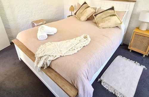 Clifton Beach Cottage | Casarella Beach Shack 2 mins walk to the surf