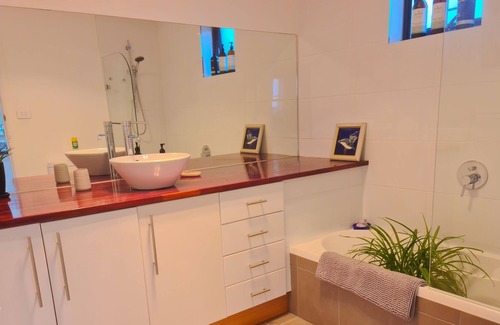 Clifton Beach Cottage | Casarella Beach Shack 2 mins walk to the surf