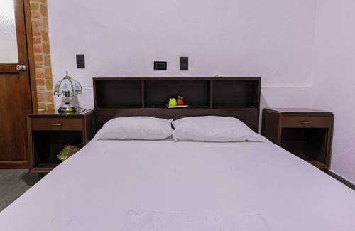 Guadalajara de Buga Hotel | Casas Encanto Buga 1 Block from La Basilica TV, AC and private bathroom