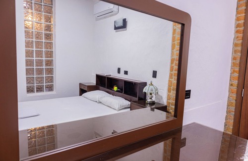 Guadalajara de Buga Hotel | Casas Encanto Buga 1 Block from La Basilica TV, AC and private bathroom