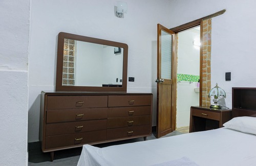Guadalajara de Buga Hotel | Casas Encanto Buga 1 Block from La Basilica TV, AC and private bathroom