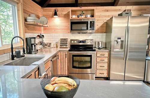 Mount Jackson Cabin | CasaSOL! Unique, Trendy & Stylish Cabana w/Fireplace, Skylight & Deck at Bryce