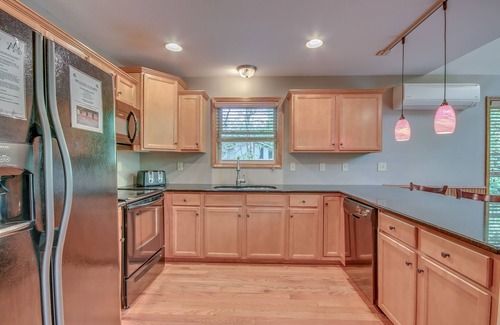 Lake Harmony Estates House | "Cascade" Beach Access, EV Charger, Fire Pit, Grill, Outdoor Gas Fireplace, Hot Tub, Pool Table