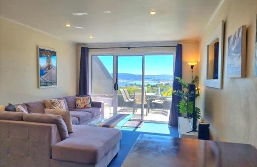 Jindabyne Apartment | Cascades 15 - Amazing Lake Views l Spa Bath l Split Level Apt l Central Location l Wi-Fi