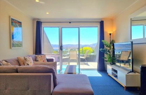 Jindabyne Apartment | Cascades 15 - Amazing Lake Views l Spa Bath l Split Level Apt l Central Location l Wi-Fi
