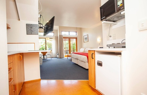 Two Mile Bay Hotel | Cascades Lakefront Motel