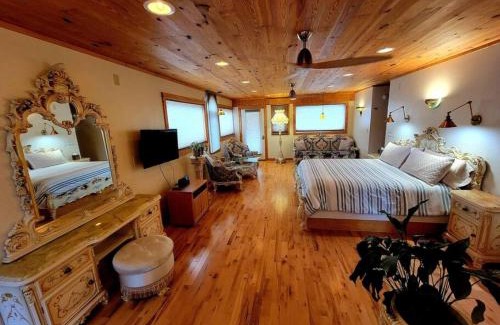 Stanardsville Apartment | Cascina Rococo at White Lotus Eco Spa Retreat