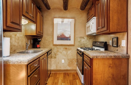 South Capitol House | Casita Arbolito - Unique Hideaway, Walk Everywhere