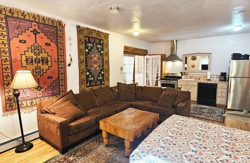 Arroyo Seco House | Casita Bella -clubhous pool tennis hot tub internet stream deck patio privacy