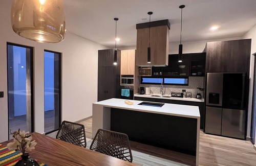 La Ventana House | Casita by the SeanPool, Modern, private rooftop, king bedsn2 minute to beach!