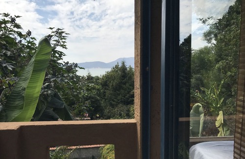 Valle de Bravo House | Casita Coporito overlooking the lake and stream