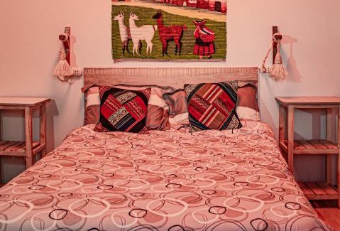 Chivay House | "CASITA DE GERANIOS " con cocina , sala , patio amplio y cochera privada