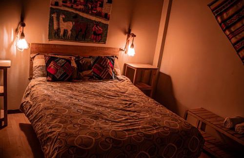 Chivay House | "CASITA DE GERANIOS " con cocina , sala , patio amplio y cochera privada
