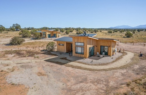 Valle Apartment | Casita Queen bed, private bath and kitchenette