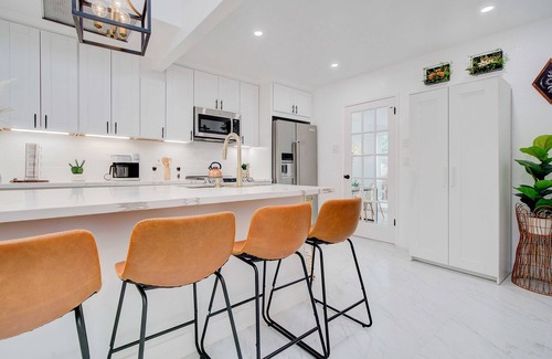 Lincoln Acres House | Casita with King Bed, Tree Views, Holiday Getaway, FAST WiFi, Plenty of Parking.