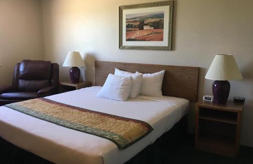 Cassville Hotel | Cassville Four Seasons Inn & Suites