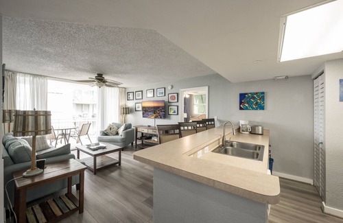 Key West Condo | Castaway Cove: 2/2 Condo near the beach with shared pool and hot tub