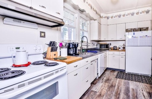 Eagle River Cottage | Castaway on Catfish. Accepting weekly reservations Friday - Friday